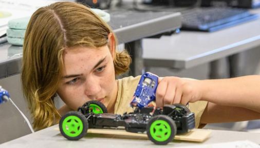 学生s builds a car during camp